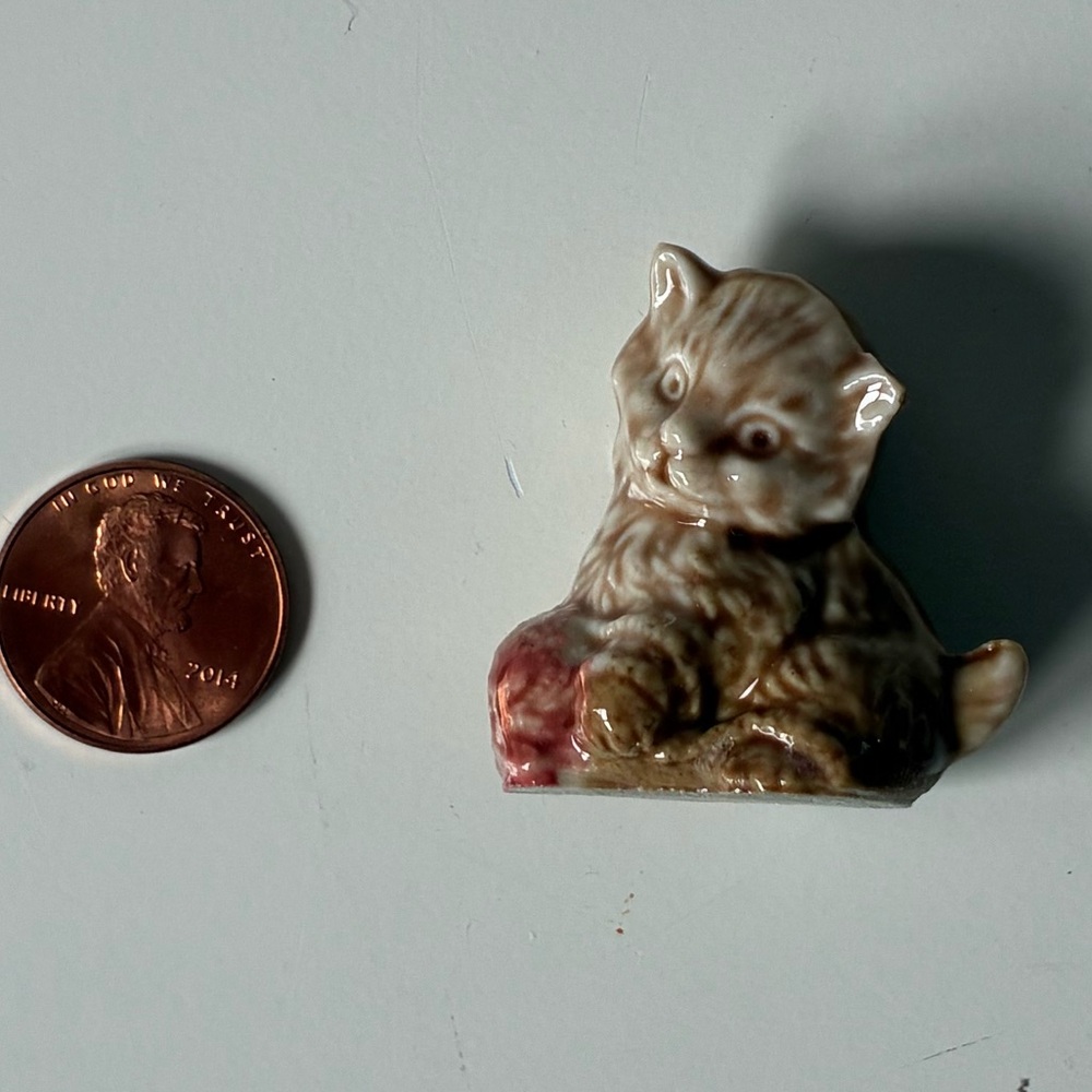 Vintage Wade England Mini Ceramic Kitten Figurine with yarn - Brown and Pink - Picture 10 of 11
